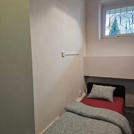 Przy Metro Wierzbno بيت شباب وارسو