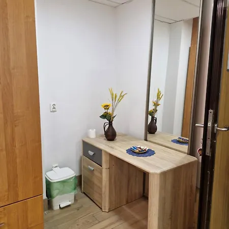 Przy Metro Wierzbno بيت شباب *