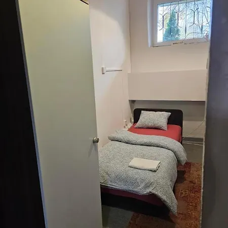 Przy Metro Wierzbno Hostel *