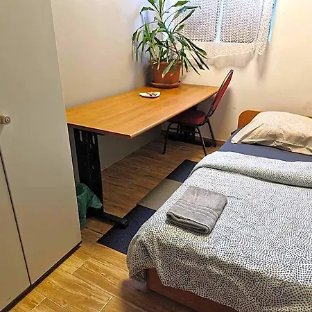 Przy Metro Wierzbno Hostel *